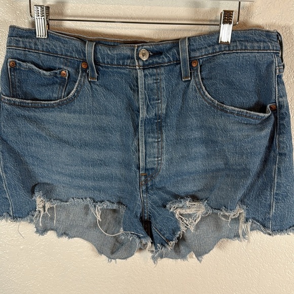 Levi’s 501 Cut Off Denim Jean Shorts Button Fly Size 32 - Picture 3 of 9